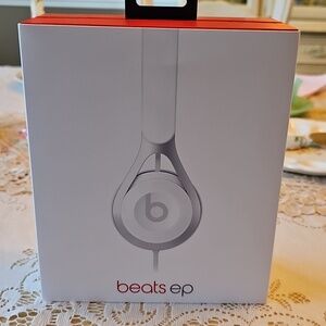 Beats Solo Over-Ear Headphones in White With Box